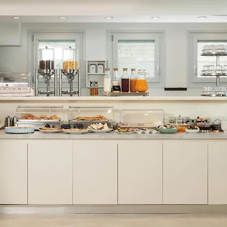 Iria Art מלון 4*