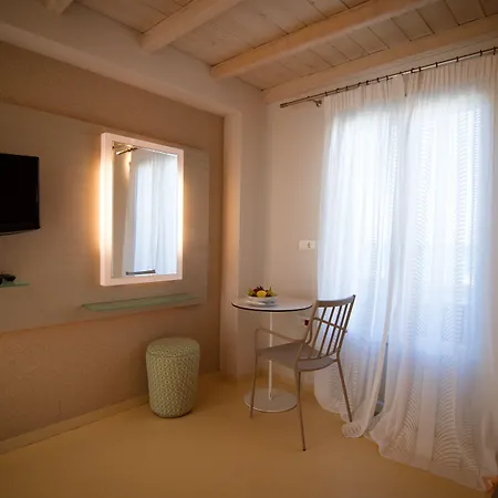 Iria Art מלון 4*